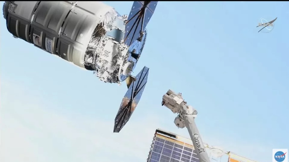Sứ mệnh tiếp tế Cygnus thứ 17 của Northrop Grumman đã đến Trạm vũ trụ quốc tế vào thứ Hai (ngày 21 tháng 2) và được thực hiện thành công bằng cách sử dụng Canada Canada robot, có thể nhìn thấy ở bên phải trong hình ảnh.
