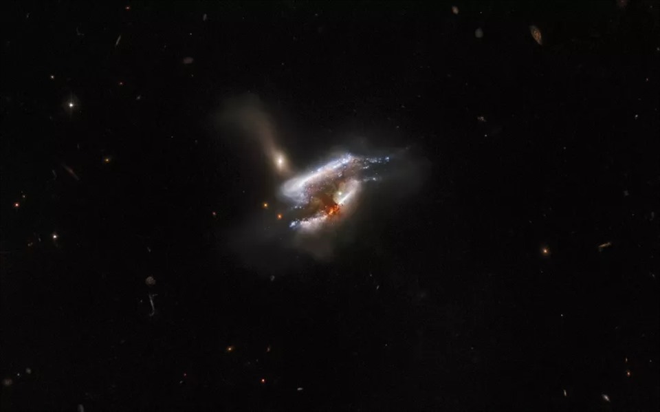 Kính viễn vọng không gian Hubble gần đây đã chụp được một vụ hợp nhất ba thiên hà ngoạn mục, cho thấy điều gì sẽ xảy ra khi ba thiên hà dần tiến lại gần nhau và bắt đầu tách rời nhau do lực hấp dẫn lẫn nhau của chúng. Những vụ sáp nhập như thế này là phổ biến trong toàn vũ trụ, nhưng rất phức tạp để nghiên cứu.