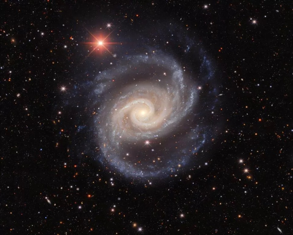 Một hình ảnh mới cho thấy hình ảnh trực diện của thiên hà NGC 1566, thiên hà có biệt danh là Vũ công Tây Ban Nha vì hình dạng xoáy ấn tượng của nó. Công cụ ghi lại hình ảnh này ban đầu được thiết kế để tìm kiếm năng lượng đen. Nhưng mục tiêu thiên hà mới nhất của nó là rất tốt cho các nhà thiên văn học vì họ có thể nhìn thấy bao nhiêu lần xuất hiện trong vũ trụ NGC 1566 gần đó.