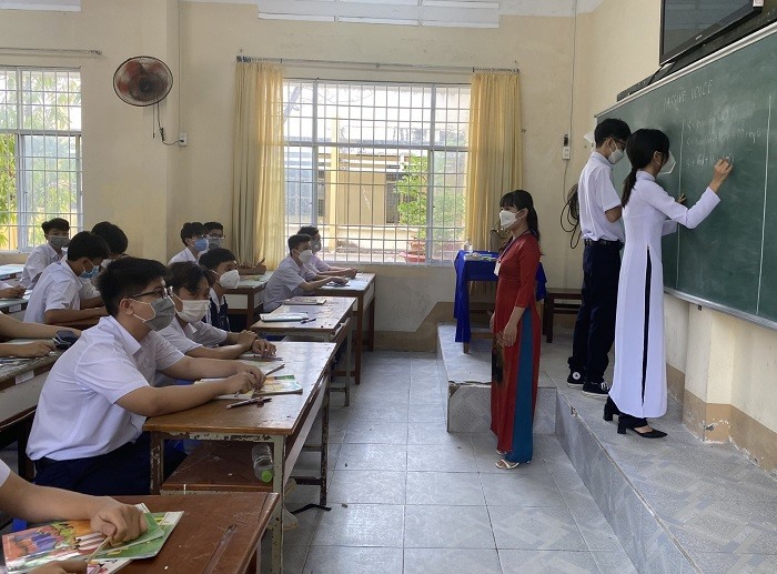 tỉnh Cà Mau vẫn cho học sinh học trực tiếp đồng thời tăng cường phòng chống dịch COVID-19 trong trường học. Ảnh: Nhật Hồ