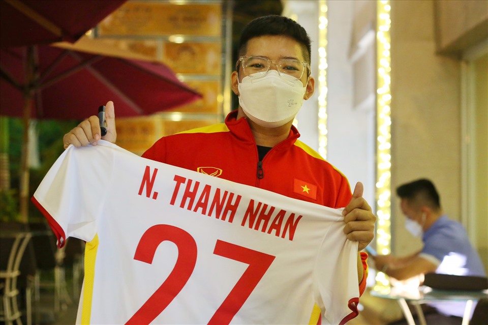 Nhiều người hâm mộ đã đợi sẵn ở khách sạn Đệ Nhất (quận Tân Bình) để chào đón U23 Việt Nam.