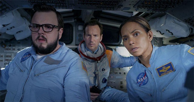 Halle Berry đảm nhận vai cựu phi hành gia Jo Fowler trong phim “Moonfall“. Ảnh: Xinhua