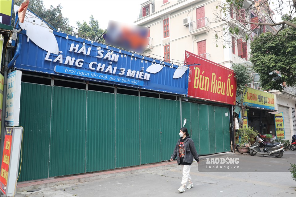 Hai cửa hàng ăn, uống liền kề trên phố Trung Kính... đóng cửa.