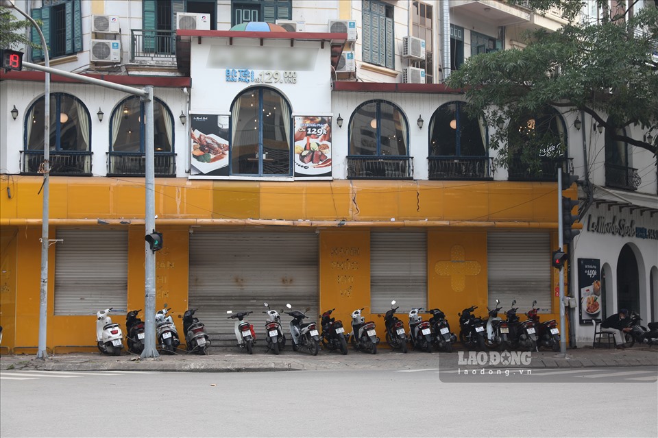 Ghi nhận thực tế, hàng loạt cửa hàng kinh doanh dịch vụ ăn uống trên nhiều tuyến đường lớn ở các quận Cầu Giấy, Nam Từ Liêm, Đống Đa... đóng cửa.