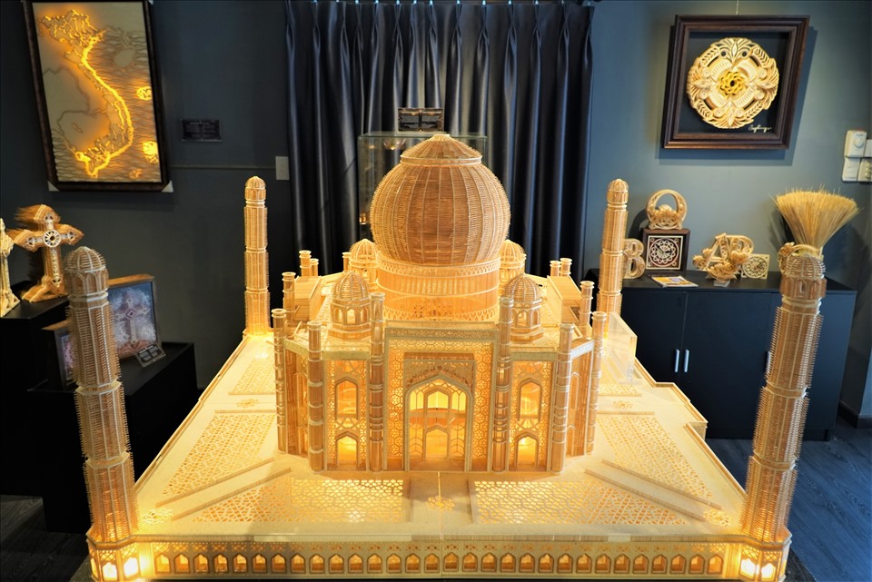 Hình ảnh một số tác phẩm công trình kiến trúc nổi tiếng như đền Taj Mahal ở Ấn Độ, tháp Big Ben ở Anh,…đã được anh Long đã hoàn thành.