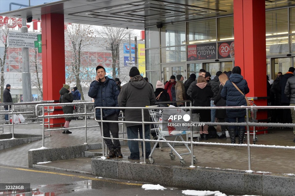 Người dân xếp hàng tại một siêu thị ở Kharkiv, thành phố lớn thứ 2 của Ukraina, ngày 26.2. Ảnh: AFP