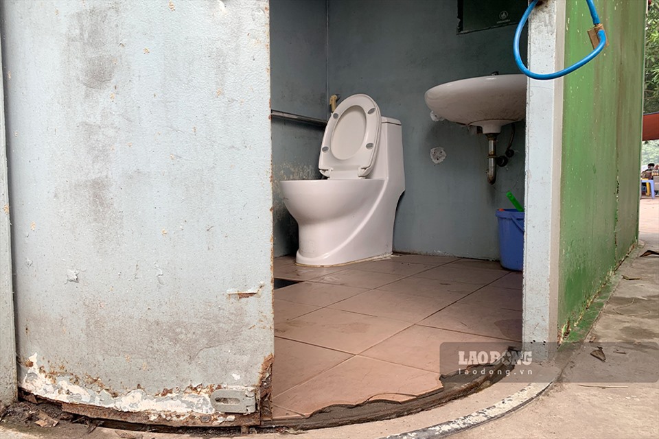 Tương tự, nhà vệ sinh công cộng trên đường Dương Đình Nghệ cũng có dấu hiệu xuống cấp. Bên ngoài hoen gỉ, bên trong hệ thống chiếu sáng không còn hoạt động.