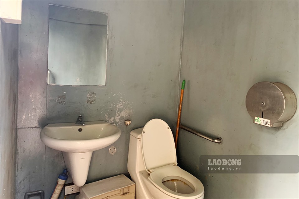 Dù được các nhân viên vệ sinh cọ rửa thường xuyên song những nhà vệ sinh xuống cấp vệ hạ tầng khiến nhiều người cảm thấy rất bất tiện mỗi khi sử dụng.