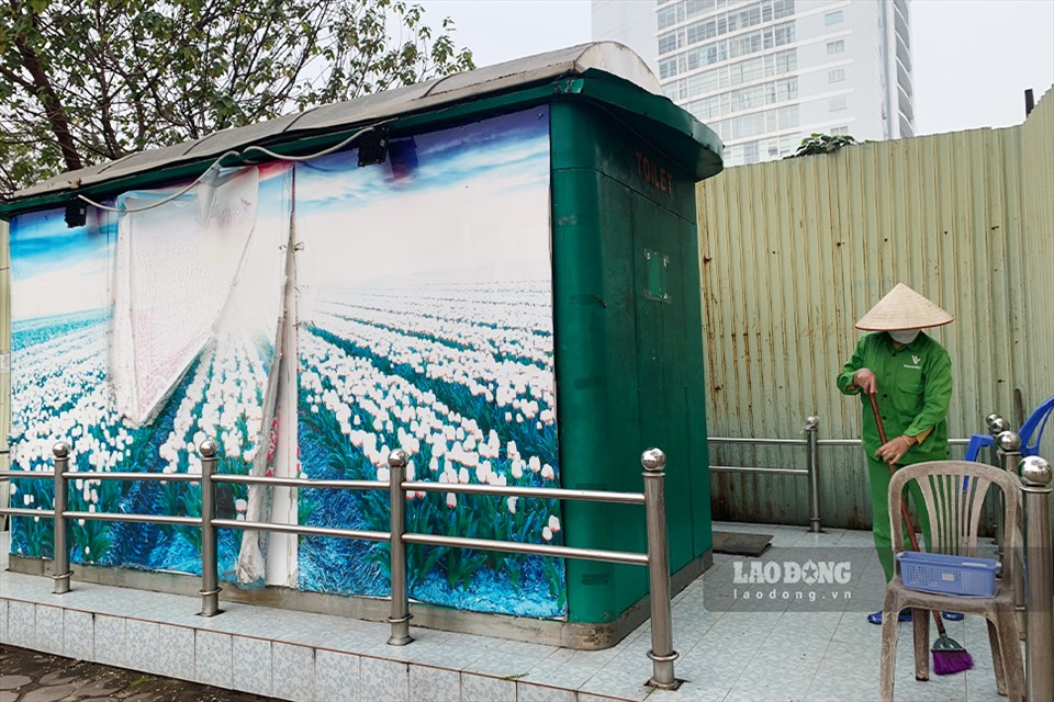 Theo khảo sát của PV Lao Động, dọc tuyến đường Hoàng Quốc Việt dài hơn 3km mới có một nhà vệ sinh công cộng nằm ở đoạn giao với đường Phạm Văn Đồng. Nhân viên vệ sinh ở đây hàng ngày thực hiện cọ rửa, vệ sinh khu vực này và mở cửa trong giờ trực.