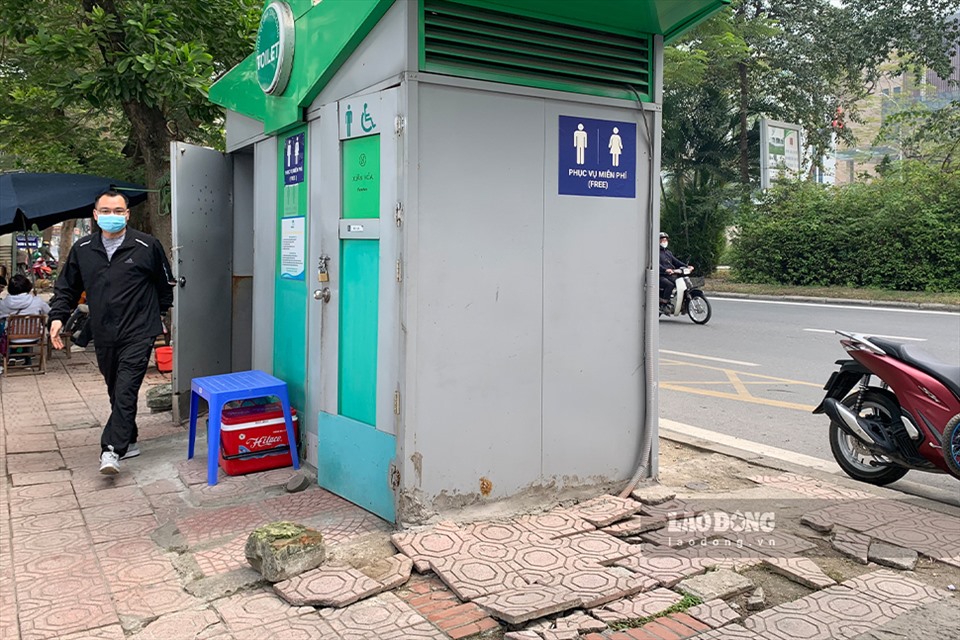Khu vực vỉa hè quanh nhà vệ sinh công cộng trên đường Yên Lãng có dấu hiệu bong, tróc.