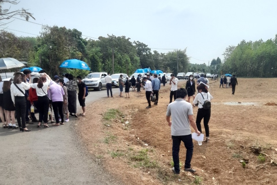 Rất đông người tham gia trong vụ rao bán đất nền ở Lộc Khánh, Lộc Ninh, Bình Phước.