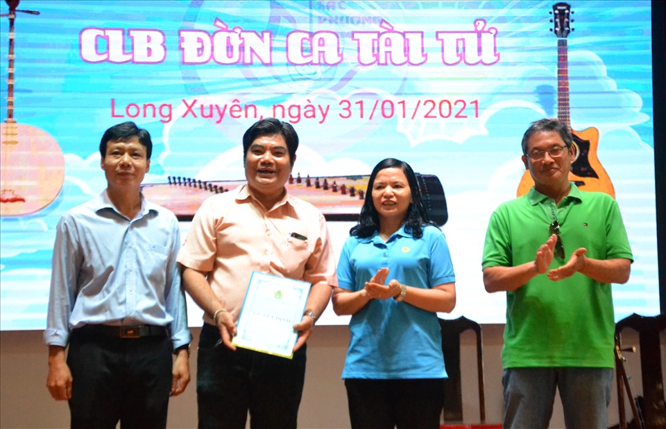 Hồ Thanh Tùng (bìa phải) trong ngày ra mắt Câu lạc bộ Đờn ca Tài tử Nhà Văn hóa lao động An Giang. Ảnh: LT