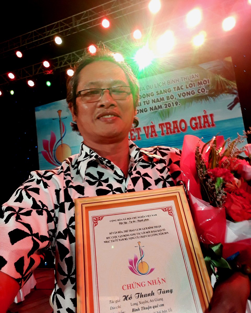 Anh Hồ Thanh Tùng trong lần nhận giải thưởng sáng tác vọng cổ tại tỉnh Bình Thuận, Ảnh: NVCC