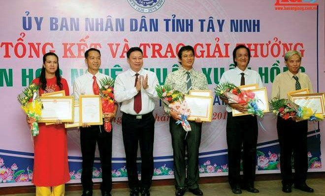 Hồ Thanh Tùng (thứ 3 từ phải sang) trong lần nhận giải Nhất cuộc thi sáng tác vọng cổ tỉnh Tây Ninh. Ảnh: NVCC