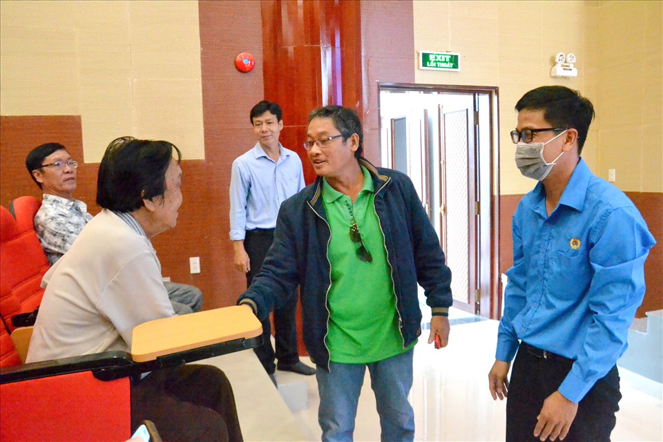 Anh Hồ Thanh Tùng (giữa) trong lần đón tiếp soạn giả Trần Dương đến dự sự kiện Đờn ca Tài tử tại Nhà văn hóa Lao động An Giang. Ảnh: LT