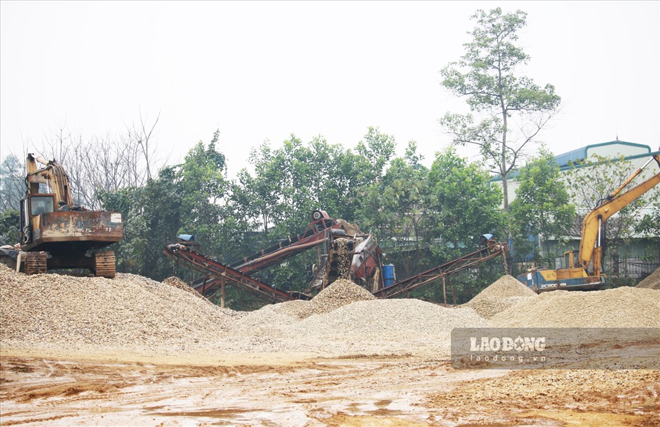 Khu vực bến bãi tập kết cát sỏi của Công ty TNHH Hiệp Phú tại thôn Chanh 1, xã Thái Bình (Yên Sơn, Tuyên Quang) với diện tích khoảng 3 ha. Từ nhiều tháng qua, một hệ thống sàng tuyển cát sỏi lớn không phép đã được lắp đặt và hoạt động rầm rộ.