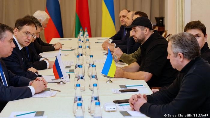 Phái đoàn Nga-Ukraina đàm phán ở biên giới Belarus. Ảnh: AFP