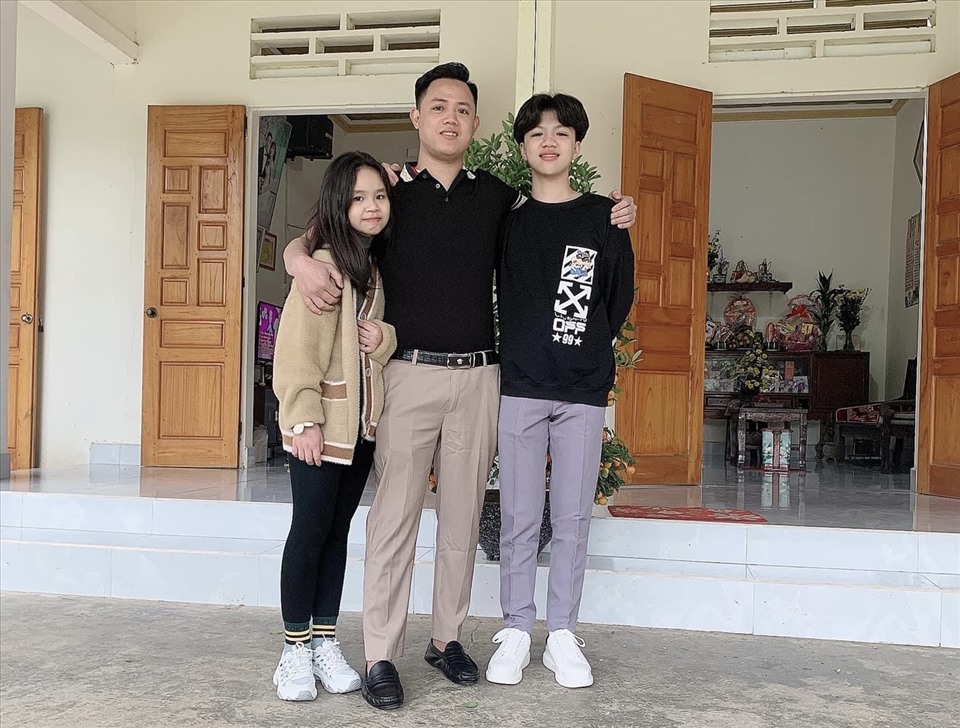 Anh Gia Trang cùng hai con của mình. Ảnh: NVCC