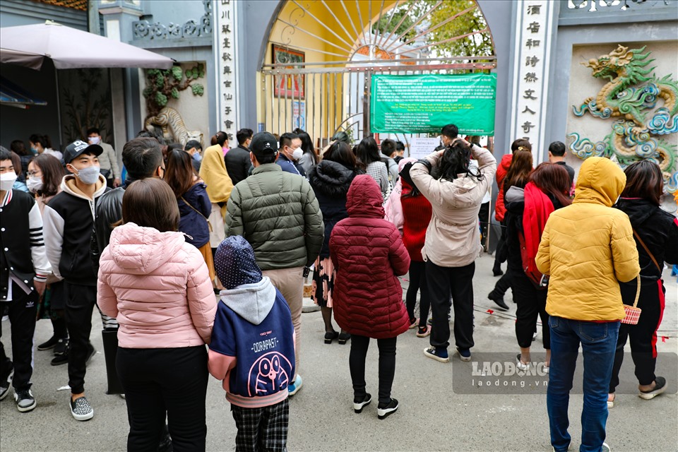 Cùng với chùa Trấn Quốc, phủ Tây Hồ (Tây Hồ, Hà Nội) cũng trong tình trạng tương tự. Mặc dù đã có bảng đề nghị khách thăm quan tuân thủ quy định 5K nhưng vẫn khá đông người tụ tập trước cổng phủ.