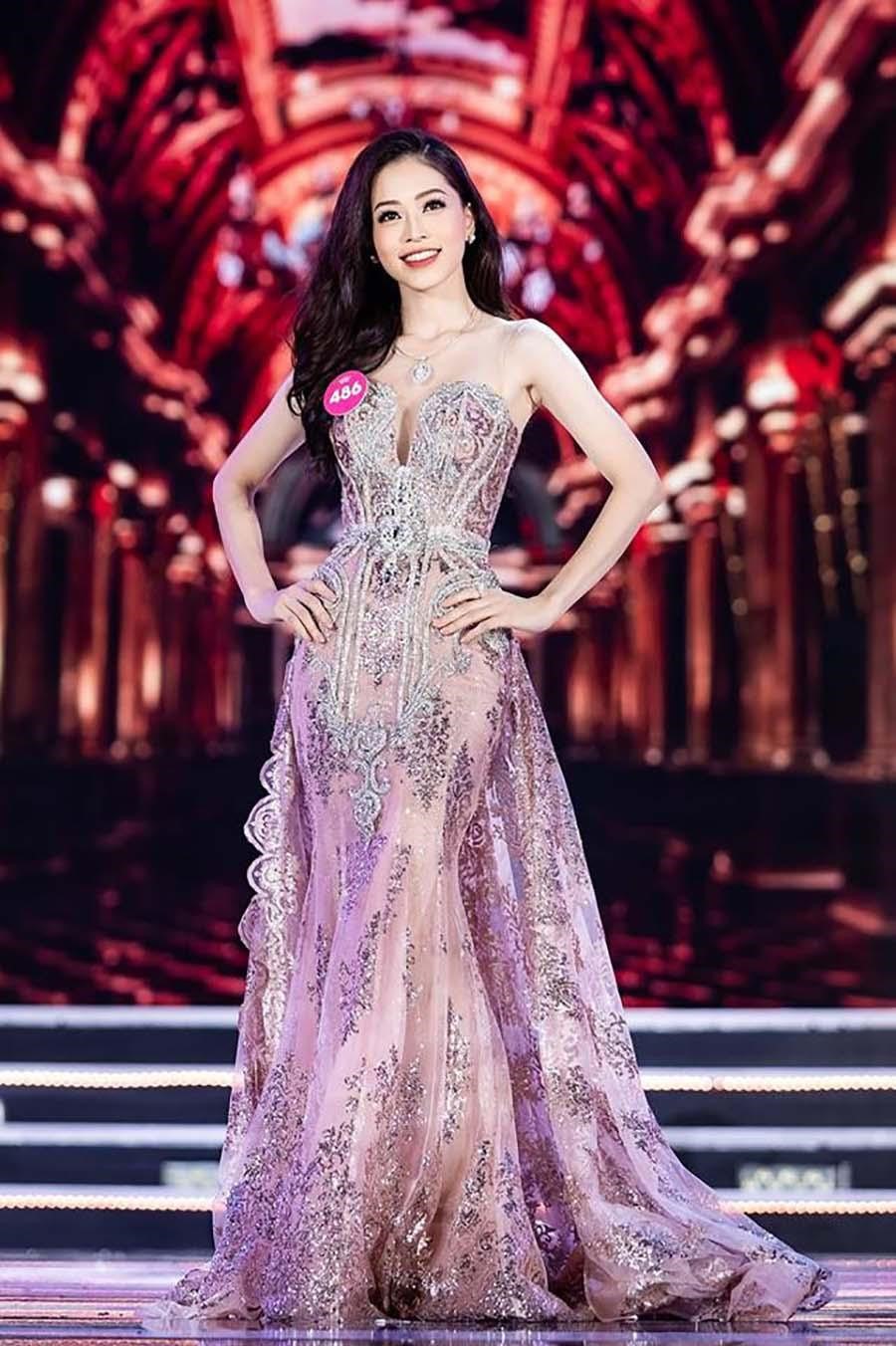 Bùi Phương Nga sinh năm 1998, là Á hậu 1 của cuộc thi Hoa hậu Việt Nam 2018. Sau khi tốt nghiệp Đại học Kinh tế Quốc dân, cô tiếp tục tham gia hoạt động nghệ thuật, làm MC, người mẫu.