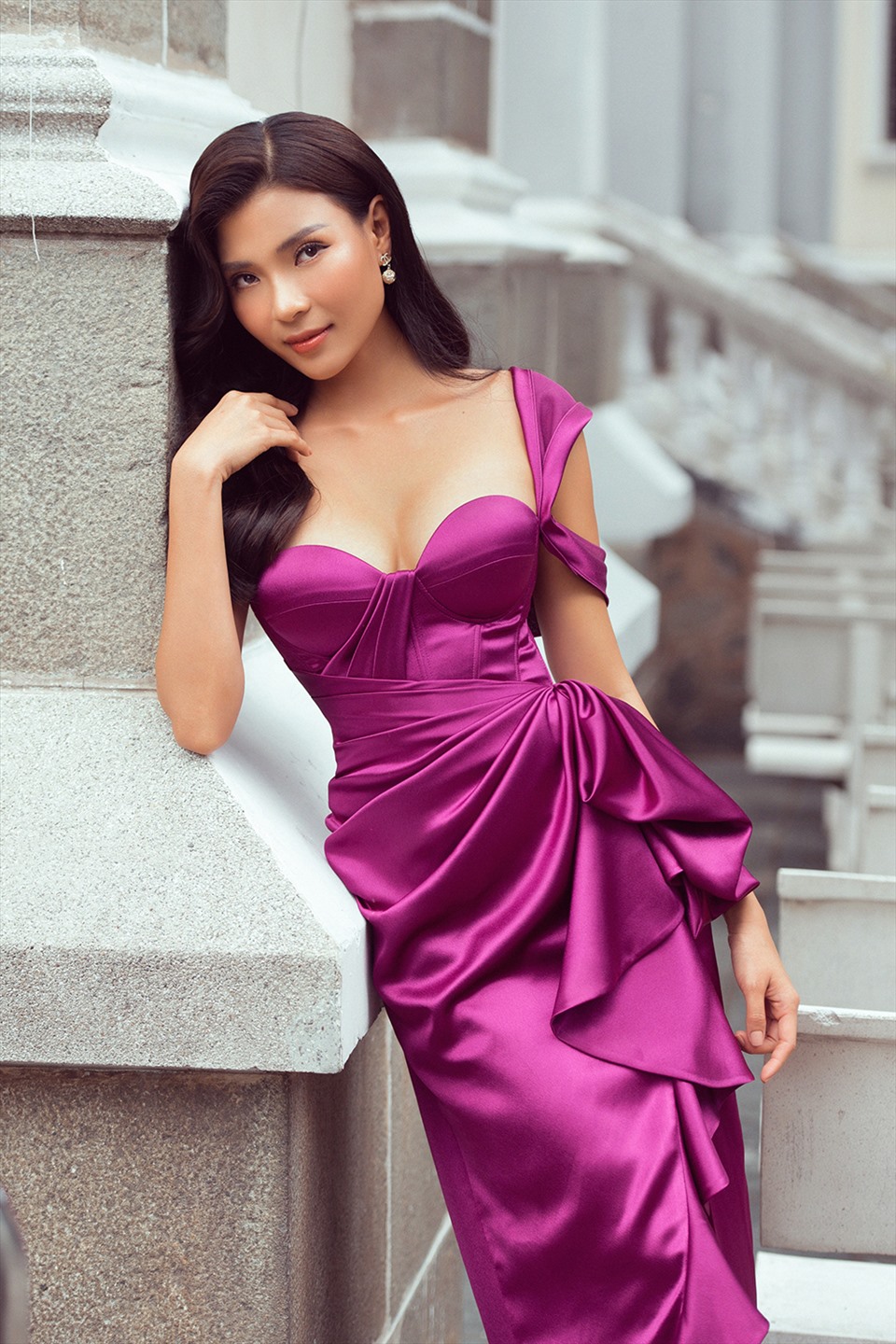 Thúy Diễm sinh năm 1986, cô cũng là một trong những quý cô tuổi Dần viên mãn của showbiz Việt. Nữ diễn viên bắt đầu bước chân vào showbiz năm 2007, với vai trò người mẫu ảnh và đoạt danh hiệu Miss Sunplay. Sau khi lấn sân sang điện ảnh, nữ diễn viên nhanh chóng bỏ túi hàng chục vai diễn lớn nhỏ và nổi tiếng trong phim: Phận làm dâu, Gia đình là số 1...