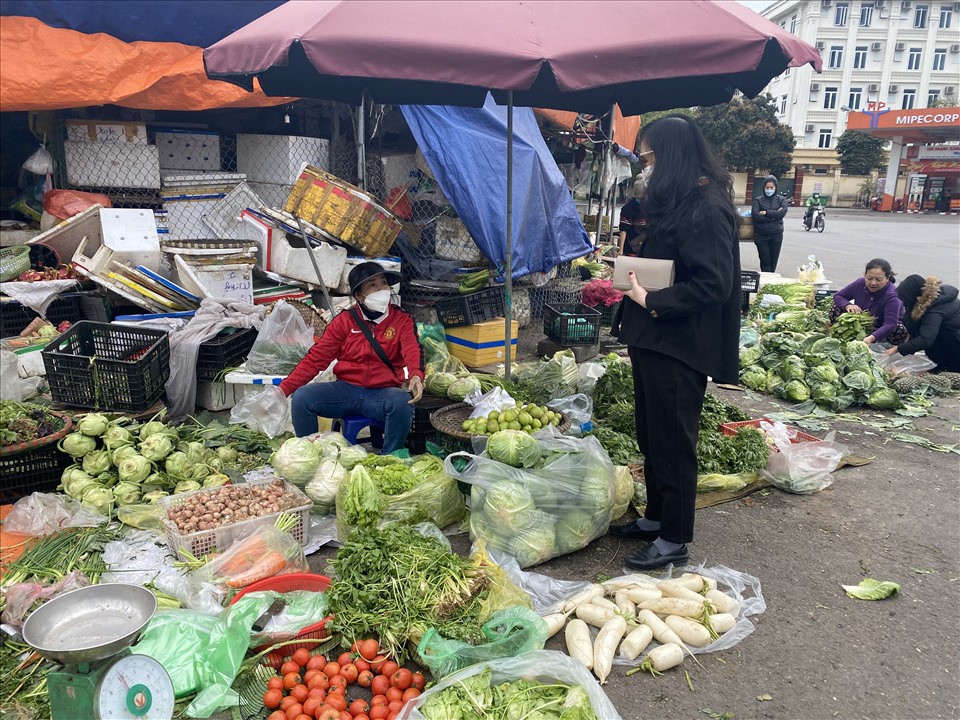 Sáng mùng 3 Tết, giá rau củ ngày Tết tại chợ Nam Trung Yên không đắt hơn ngày thường. Ảnh: Trà My