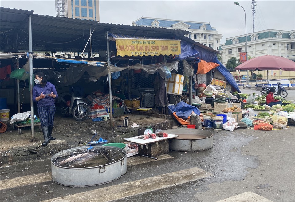 Một tiểu thương bán cá tại chợ Nam Trung Yên (Hà Nội). Ảnh Trà My