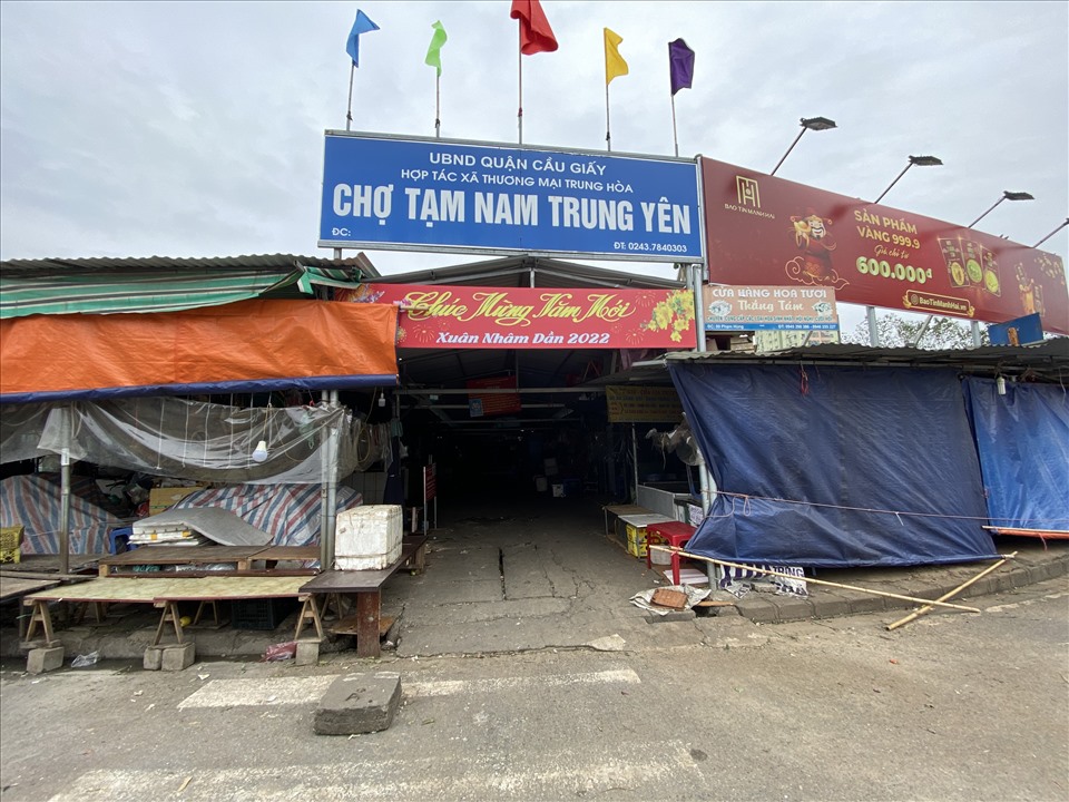 Chợ tạm Nam Trung Yên vẫn đóng cửa, chỉ có 2 hàng rau và 1 hàng cá mở cửa vào sáng mùng 3 Tết. Ảnh: Trà My