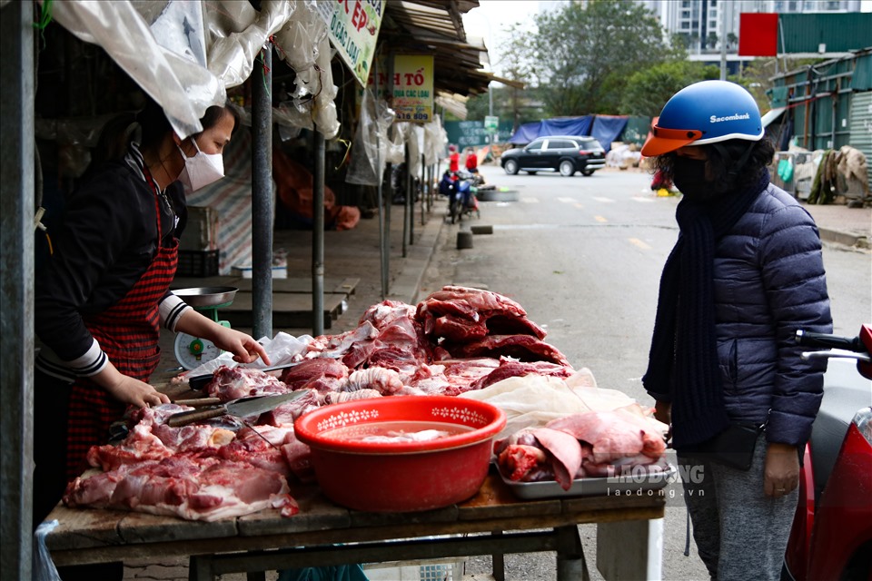 Người dân đi mua hàng tiêu dùng vào ngày mùng 3 Tết Nhâm Dần tại chợ tạm Nam Trung Yên. Ảnh: Hoàng Vũ