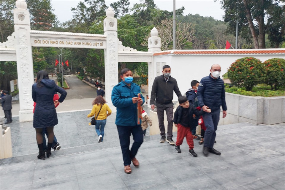 Đã chiều muộn lúc gần 17h nhưng nhiều du khách vẫn tiếp tục về dâng hương ở di tích Ngã ba Đồng Lộc. Ảnh: TT.