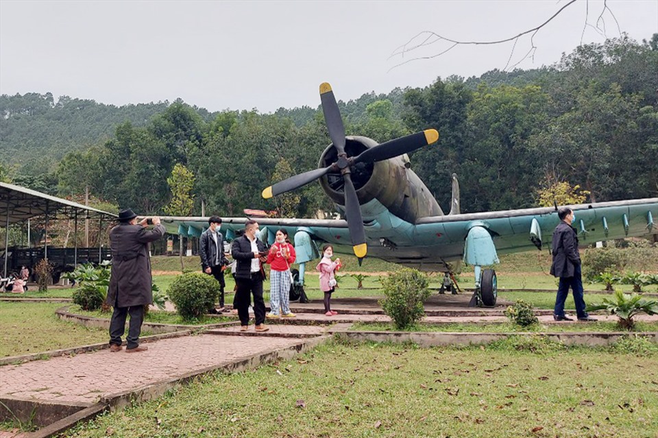 Nhiều người tham quan máy bay trưng bày tại di tích Ngã ba Đồng Lộc. Ảnh: TT.