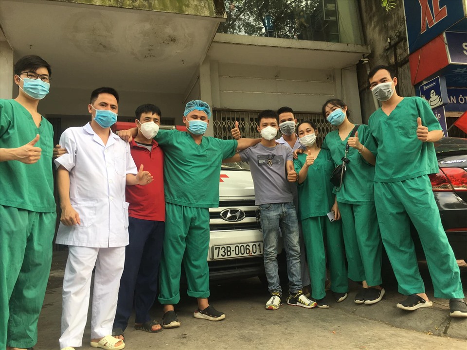Đặng Minh Trí (áo xám) cùng các nhân viên Y tế cùng chống dịch tại Bắc Giang. Ảnh: NVCC