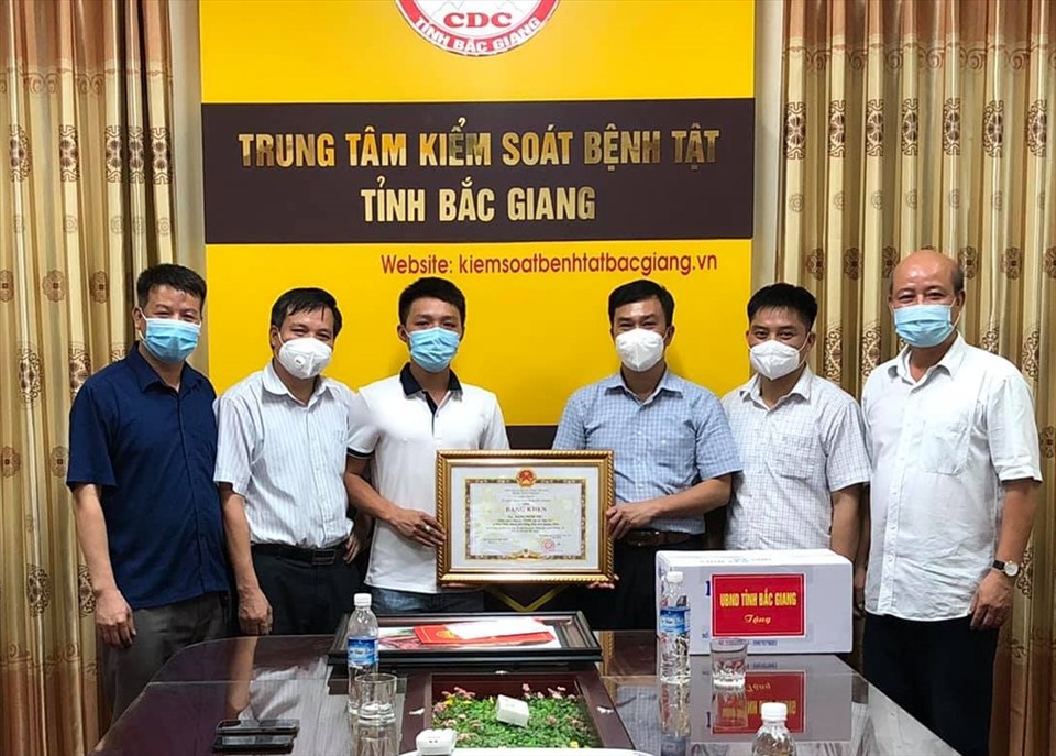 Đặng Minh Trí nhận bằng khen của UBND tỉnh Bắc Giang. Ảnh: NVCC