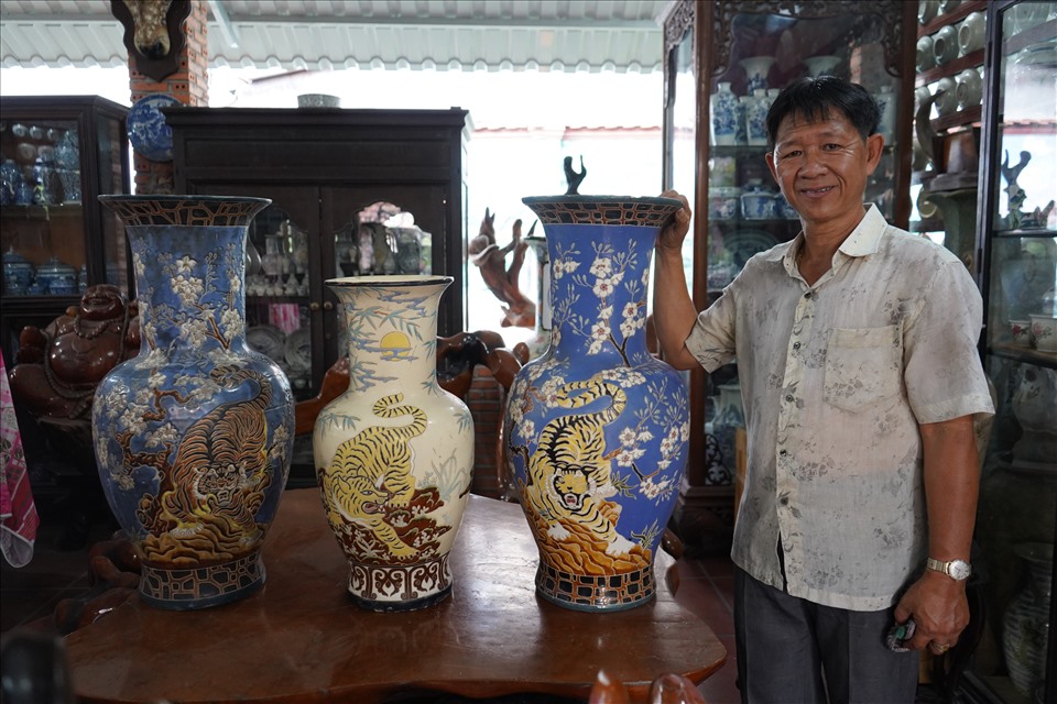 Bộ 3 chiếc bình gốm Biên Hoà có xuất xứ vào thế kỉ 19 với hình ảnh ” Mảnh Hổ Thưởng Mai“.