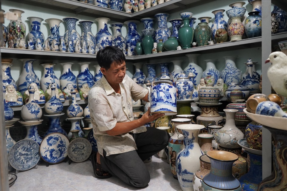 Nhiều món cổ vật gốm sứ của ông Tường đều thuộc hàng “độc, lạ” ở Việt Nam bao gồm đủ các loại hình từ tô, chén, đĩa, ché, lộc bình, chum, thìa, chân đèn... có xuất xứ từ nhiều nước trên thế giới.