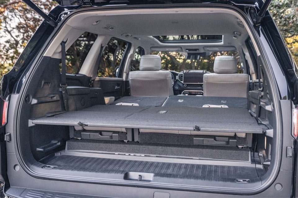 Mẫu SUV cũng được trang bị giá chở đồ 3 nấc có thể tùy chỉnh để tối ưu hóa khả năng chứa đồ. Ảnh: Toyota.