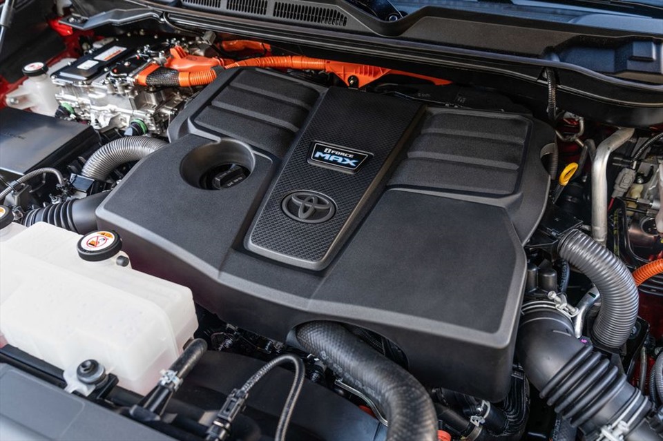 Cung cấp sức mạnh cho Sequoia 2022 là hệ thống truyền động hybrid i-Force Max độc quyền. Hệ thống truyền động này bao gồm một động cơ V6 3.5L tăng áp kép và một mô-tơ điện, cho ra tổng công suất 437 mã lực và mô-men xoắn cực đại 790 Nm. Ảnh: Toyota.