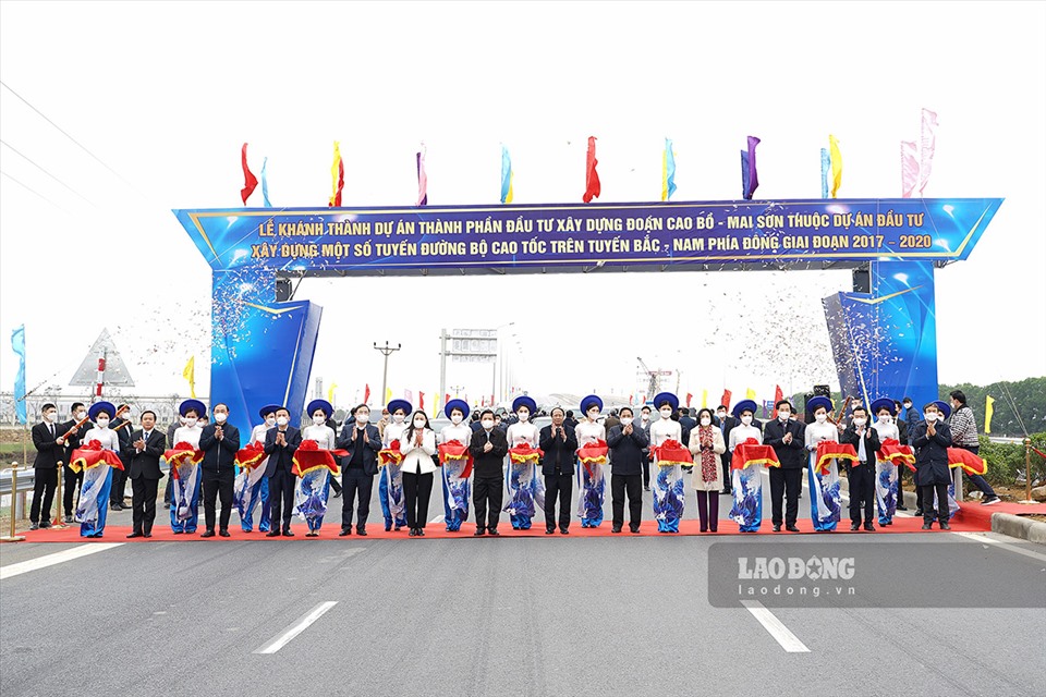 Thủ tướng và lãnh đạo Bộ GTVT, lãnh đạo địa phương cắt băng khánh thành dự án cao tốc Cao Bồ - Mai Sơn.