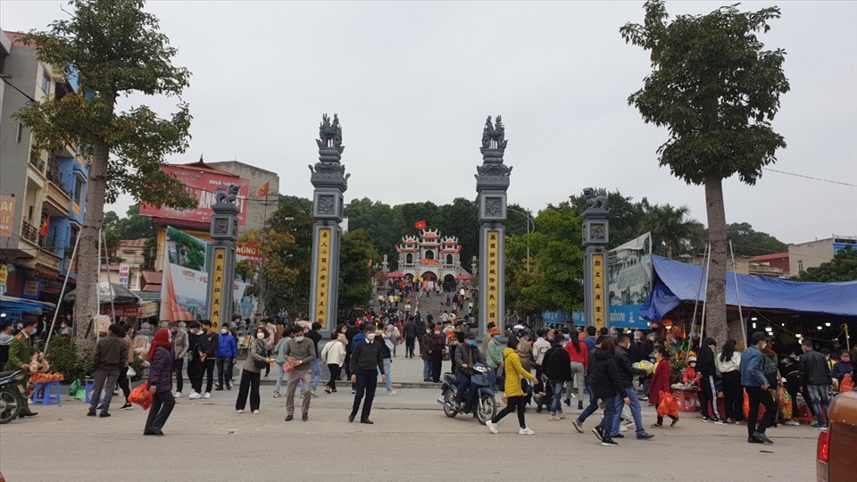 Cách Đền Trình hơn 1km là di tích nổi tiếng Đền Bà chúa Kho. Sáng mùng 4 Tết cũng có hàng nghìn du khách thập phương từ Hà Nội, Thái Bình, Hải Dương về cúng lễ.