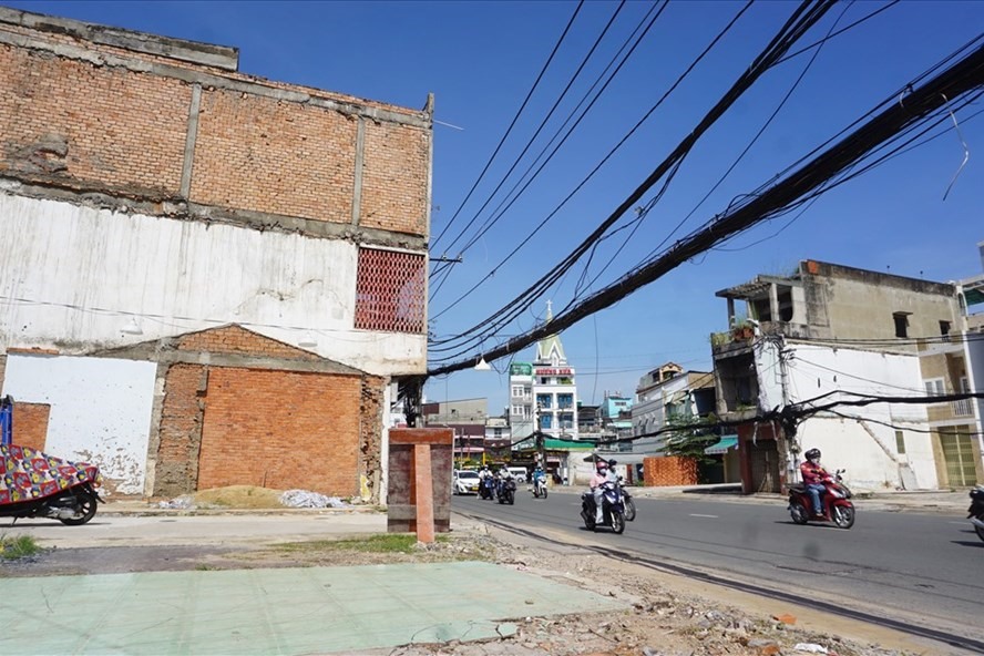 Dự án metro số 2 tại TPHCM qua địa bàn quận Tân Bình vẫn còn vướng một số căn nhà chưa giải tỏa. Ảnh: Minh Quân