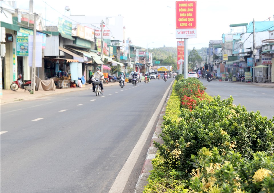 Tuyến đường Nguyễn Văn Linh nằm ngay trung tâm thị trấn Ea T'ling được mở rộng từ 16m lên 22m nhưng không tốn kém chi phí đền bù giải phóng mặt bằng. Ảnh: Phan Tuấn