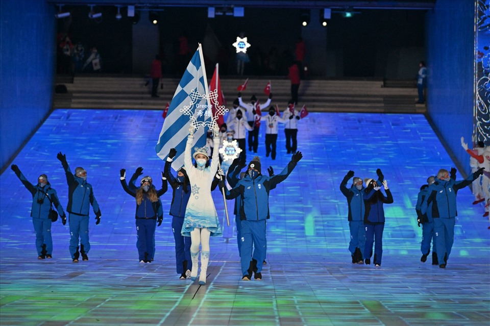 Đoàn vận động viên Hy Lạp mở màn cuộc diễu hành của các vận động viên trong lễ khai mạc Olympic mùa đông Bắc Kinh 2022. Ảnh: AFP