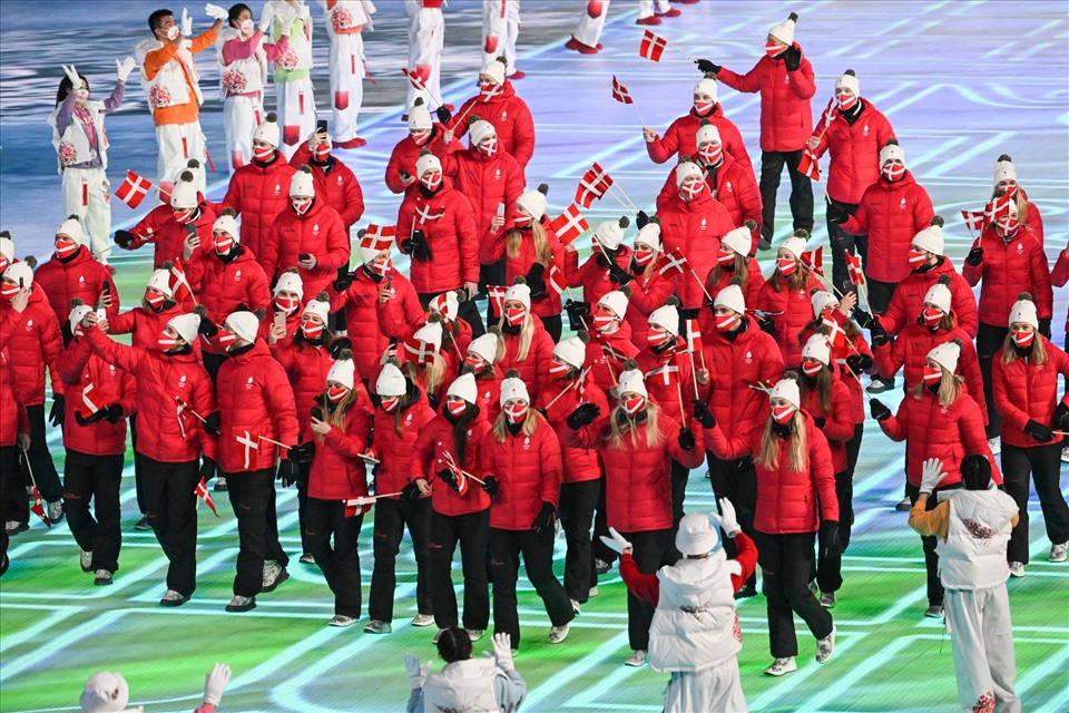 Đoàn vận động viên Đan Mạch tham gia cuộc diễu hành trong lễ khai mạc Olympic Bắc Kinh 2022. Ảnh: AFP