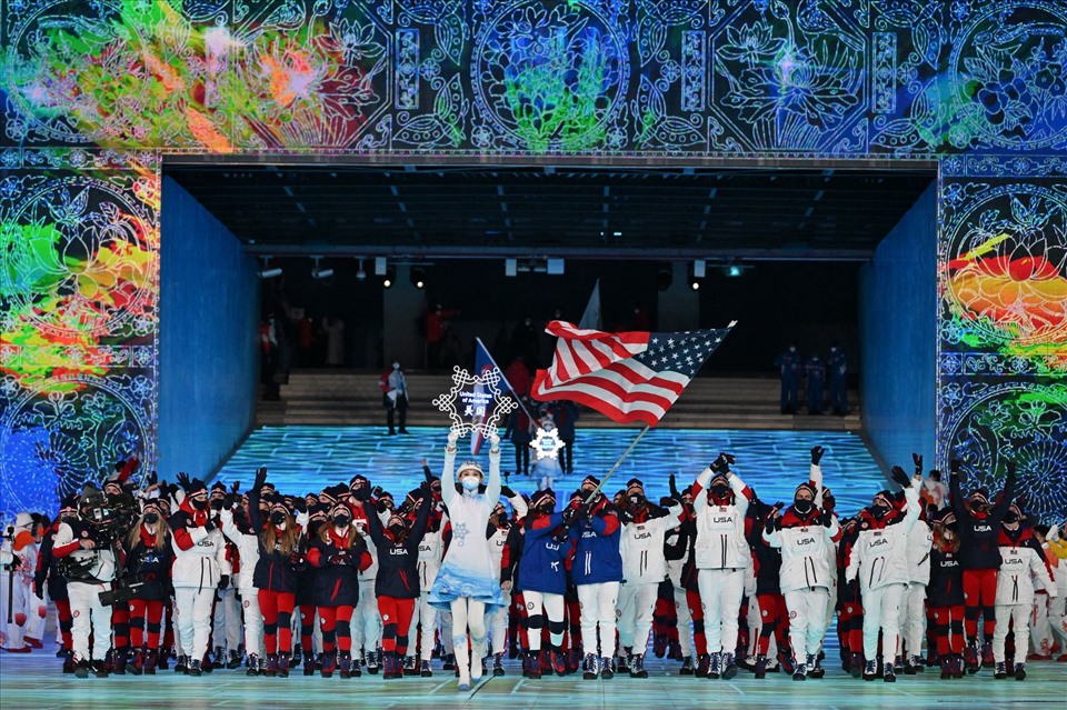 Đoàn vận động viên Mỹ tham gia cuộc diễu hành của các vận động viên trong lễ khai mạc Olympic mùa đông Bắc Kinh 2022, tại sân vận động Tổ chim. Ảnh: AFP