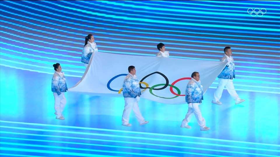Sáu vận động viên Trung Quốc mang cờ Olympic vào sân vận động Tổ chim. Ảnh: Website Olympic