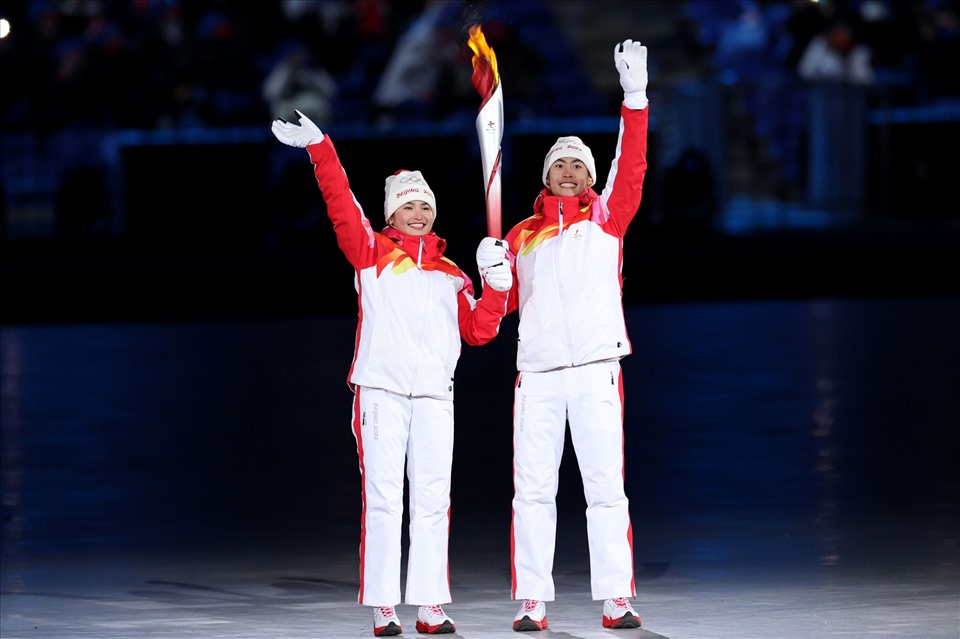 Hai vận động viên thắp vạc lửa Olympic Bắc Kinh 2022 Dinigeer Yilamujiang và Zhao Jiawen. Ảnh chụp màn hình