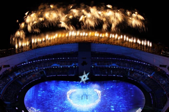 Bông tuyết mang ngọn lửa Olympic bay vào bầu trời đêm Bắc Kinh tạo thành khung cảnh ngoạn mục khi khép lại lễ khai mạc Olympic Bắc Kinh 2022. Ảnh: Website Olympic