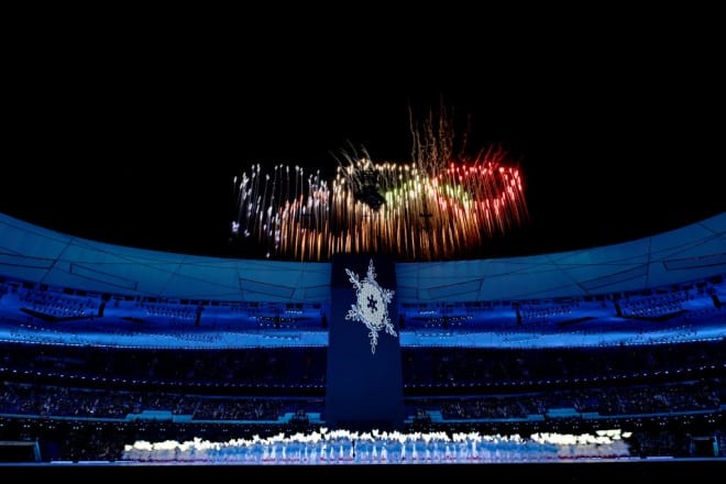 Bông tuyết mang ngọn lửa Olympic bay vào bầu trời đêm Bắc Kinh tạo thành khung cảnh ngoạn mục khi khép lại lễ khai mạc Olympic Bắc Kinh 2022. Ảnh: Website Olympic