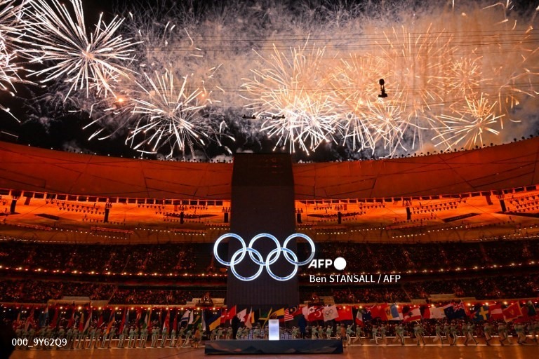 Pháo hoa thắp sáng sân vận động Tổ chim trong lễ khai mạc Olympic Bắc Kinh 2022. Ảnh: AFP