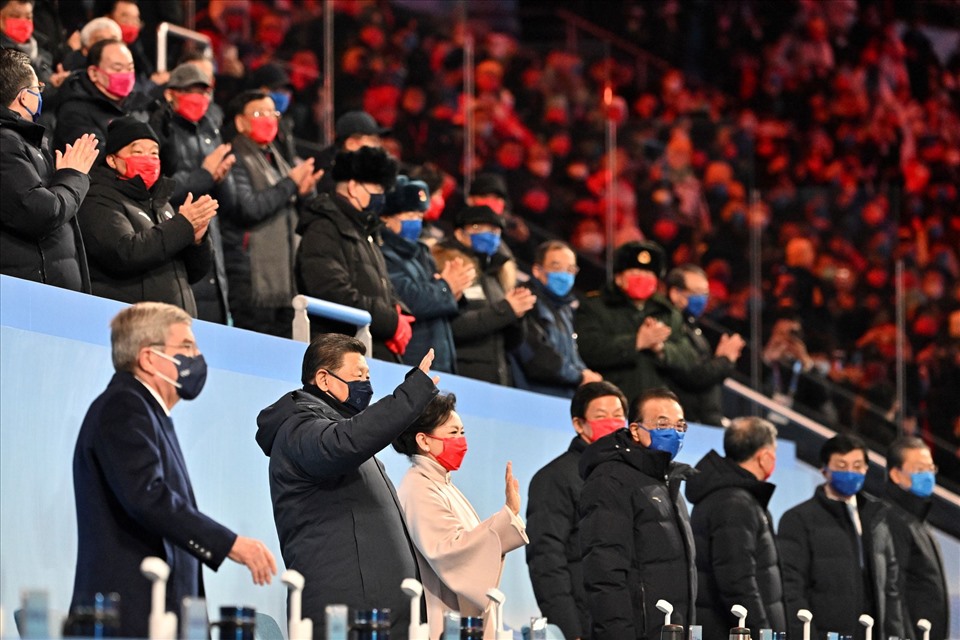 Chủ tịch Ủy ban Olympic Quốc tế (IOC) Thomas Bach (trái), Chủ tịch Trung Quốc Tập Cận Bình (thứ 2, từ trái sang) và Phu nhân Bành Lệ Viện (thứ 3, từ trái sang) trong lễ khai mạc Olympic mùa đông Bắc Kinh 2022. Ảnh: AFP
